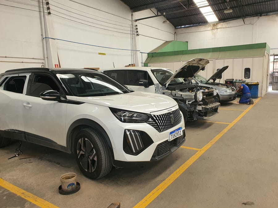 Instalações de Lanternagem com mesa de estiramento