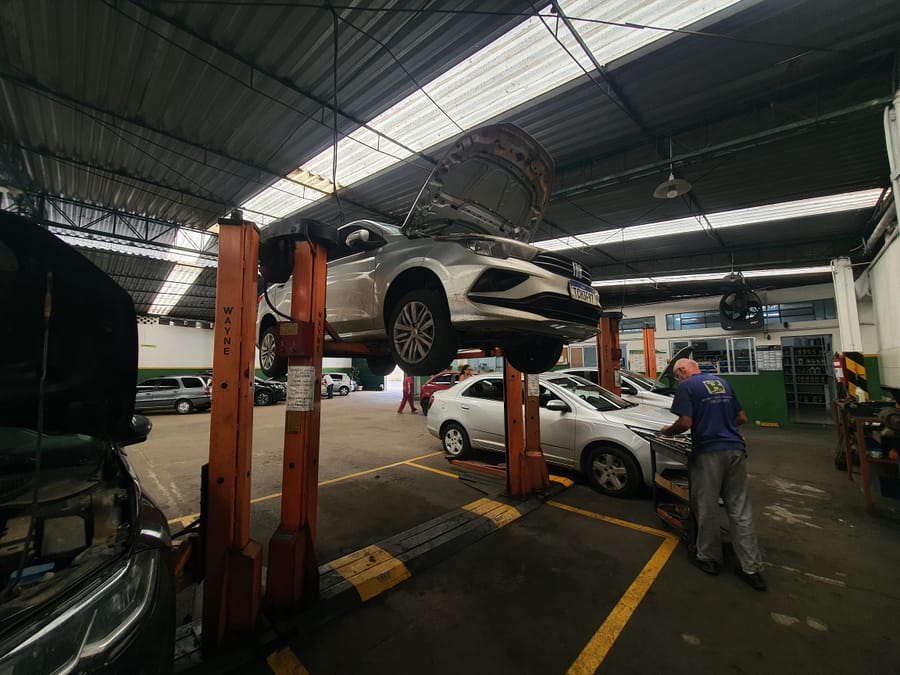 Oficina Mecânica com elevadores e sistema computadorizado